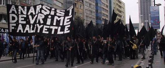 Les anarchistes de Turquie marchent pour leur compagnon grec en grève de la&nbsp;faim