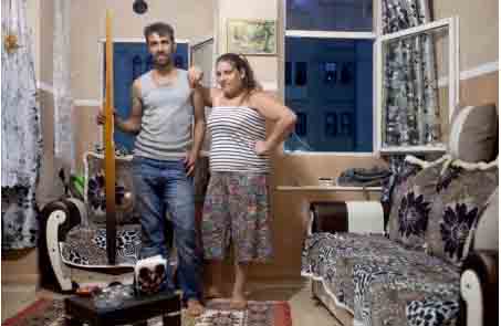 Une famille tzigane dans son appartement.L'homme vient de rentrer ; il brûlait du cuivre en face de sa maison.