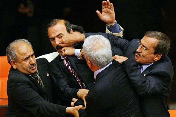 Baston générale à l’Assemblée Nationale turque&nbsp;!
