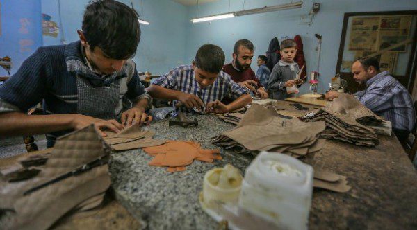 travailleurs-enfants-syriens-chaussures-turquie