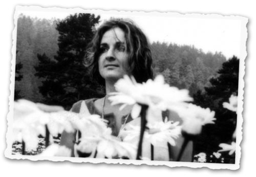 sevgi soysal avec fleurs